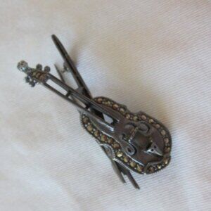 lapel pin, pewter color, violin and bow